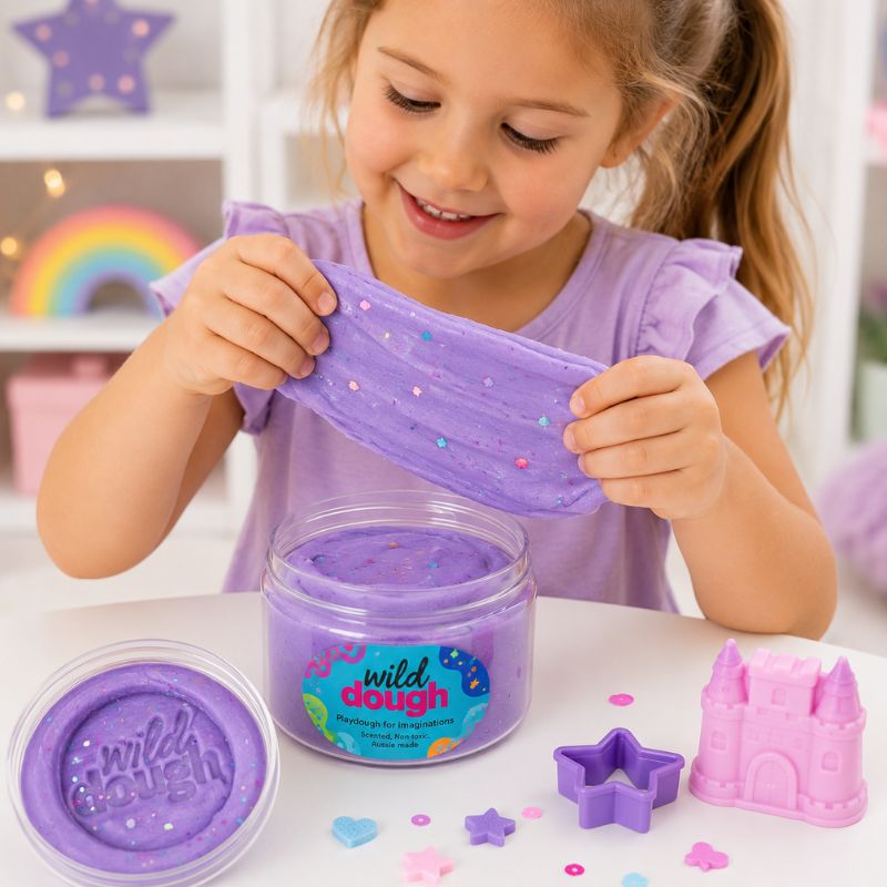 Child playing with Bubble gum glitter - Jar 280g and tools in a colorful playroom