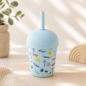 Skate Mini Smoothie Cup & Straw 200 ml on a wooden surface with a blurred background